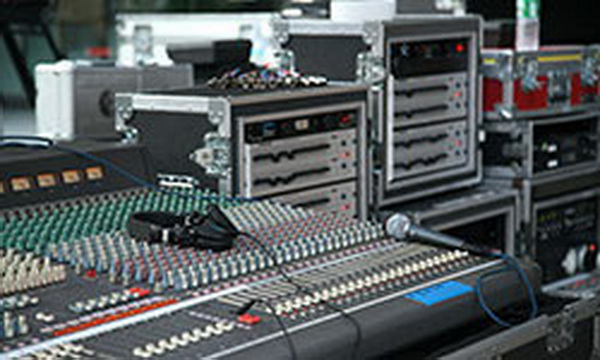 無(wú)線(xiàn)話(huà)筒的U段和V段區(qū)別6大區(qū)別，無(wú)線(xiàn)話(huà)筒的采購(gòu)技巧